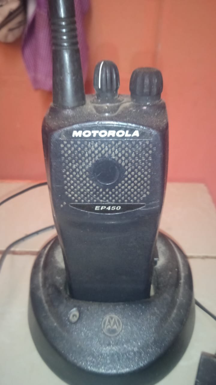 Radio usado y con polvo sobre su cargador